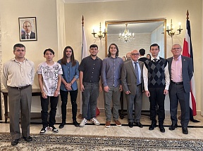 Sobre la reunión del Embajador con los estudiantes costarricenses que han recibido becas para estudiar en Rusia